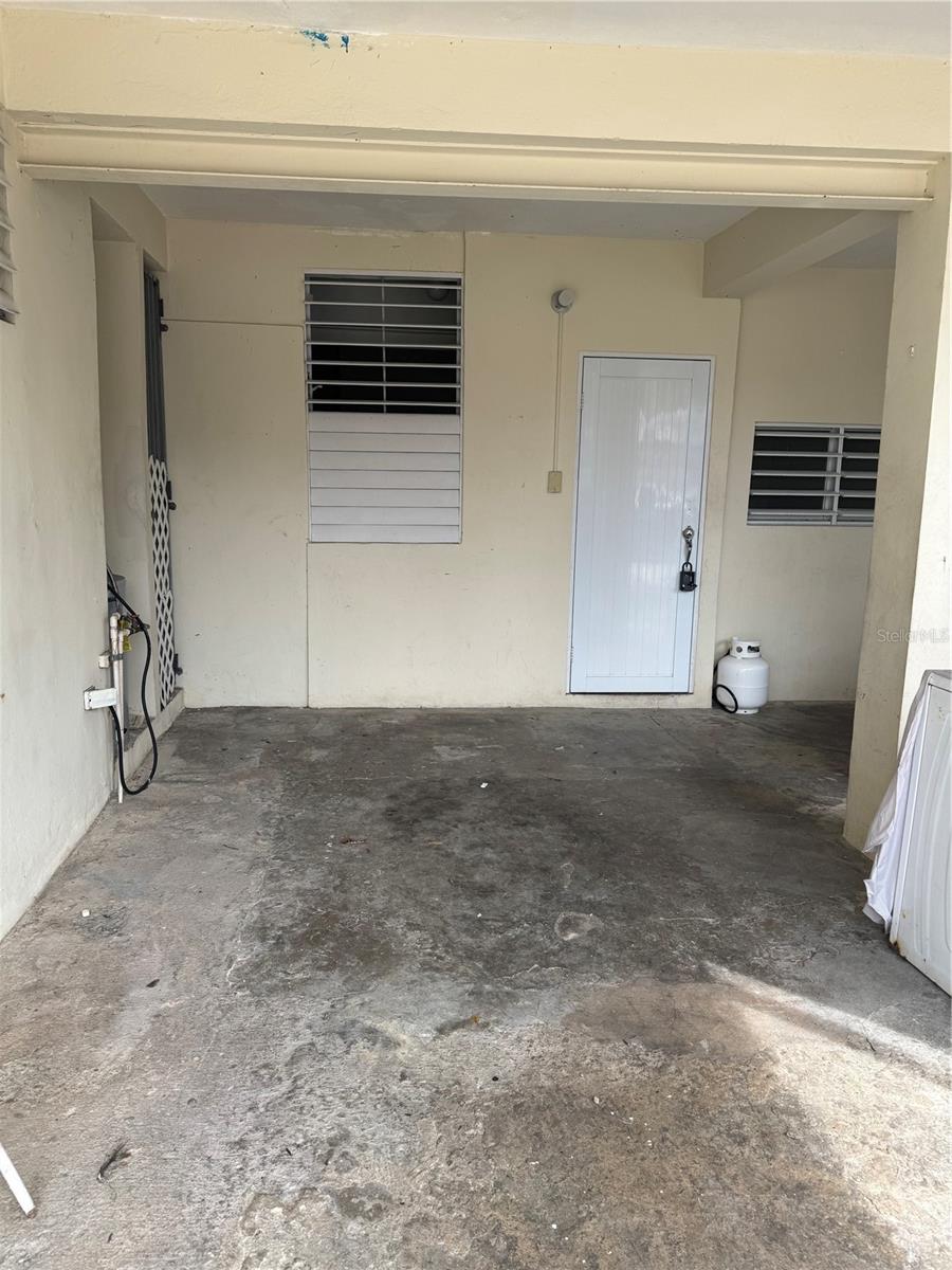 Nice one bedroom apartment, ground level, with one covered parking space with an electric gate. Located in Puerto Nuevo, San Juan, very centric area close to everything!