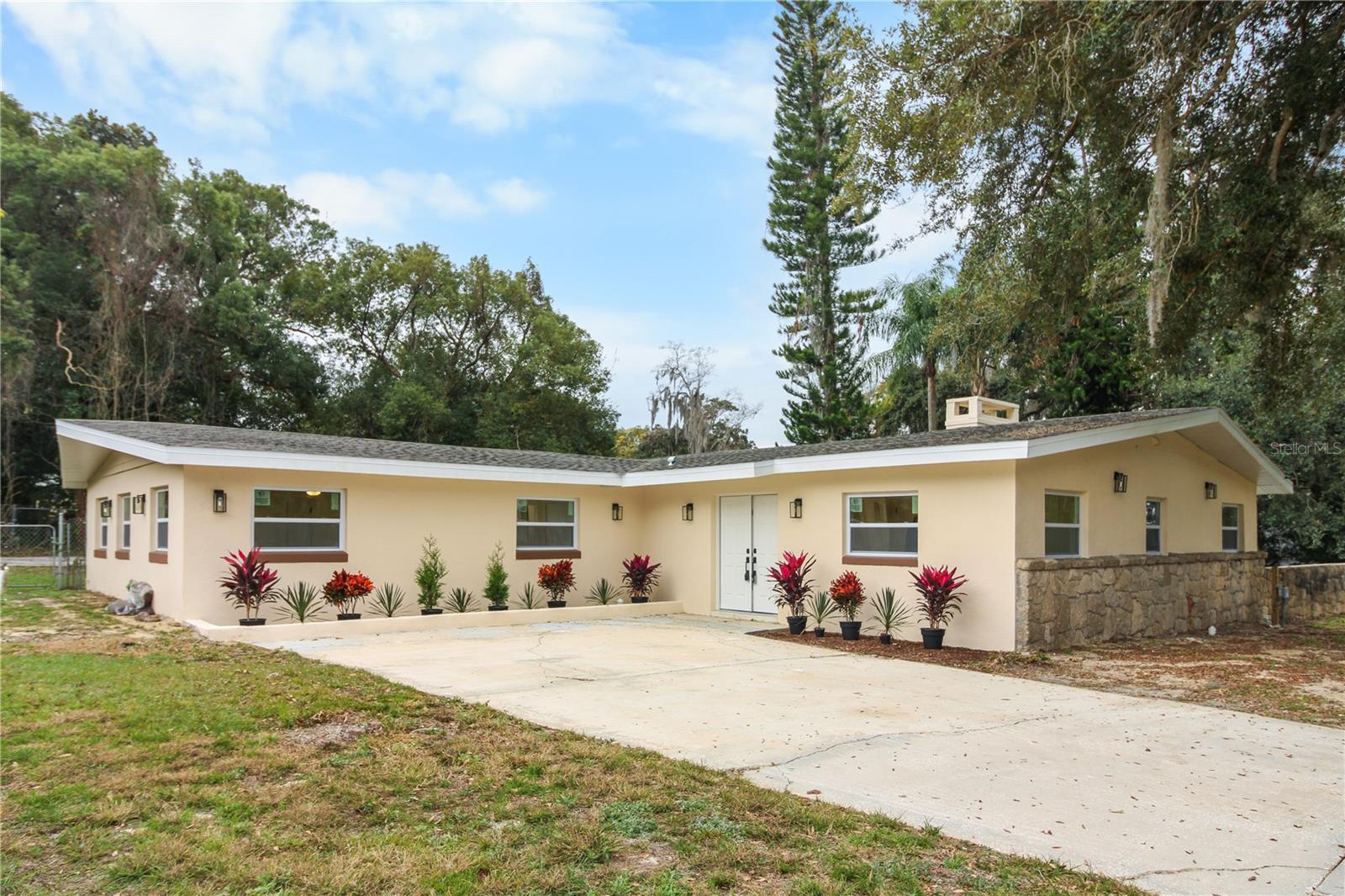 2524 BLUE LAKE COURT