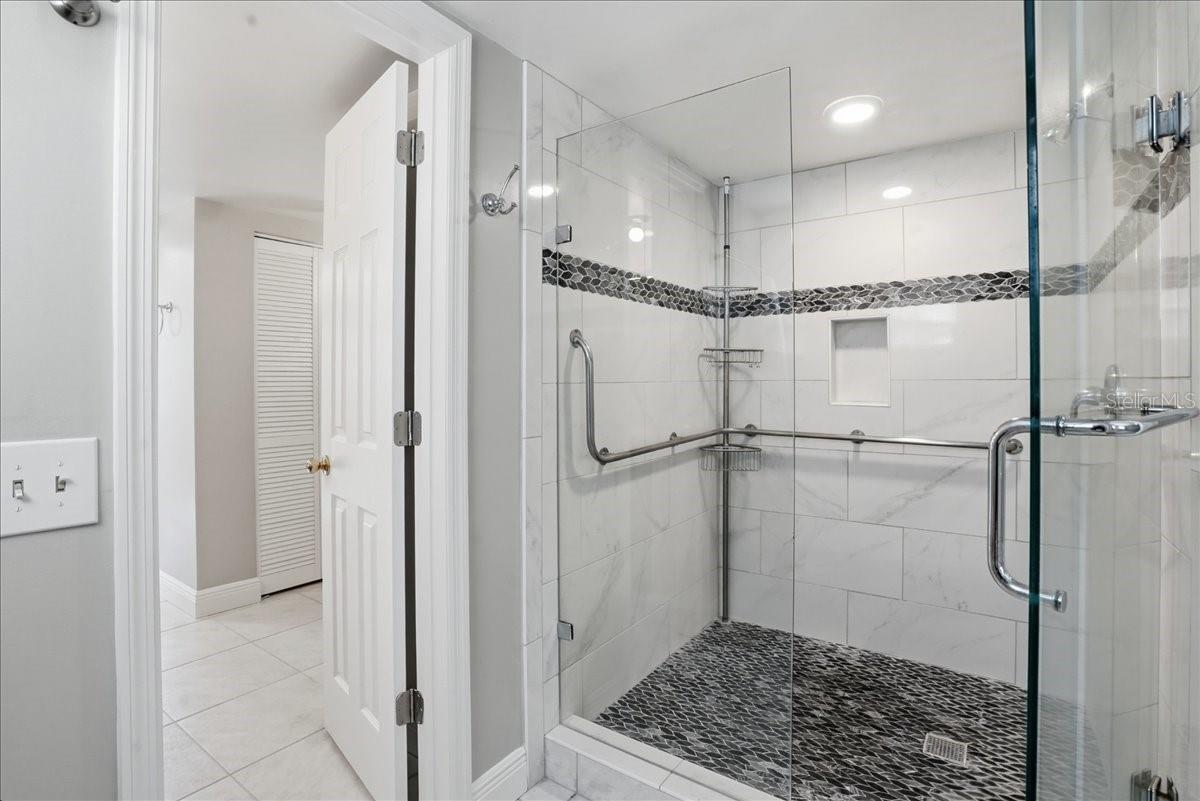 SHORE CREST BLDG - Residential