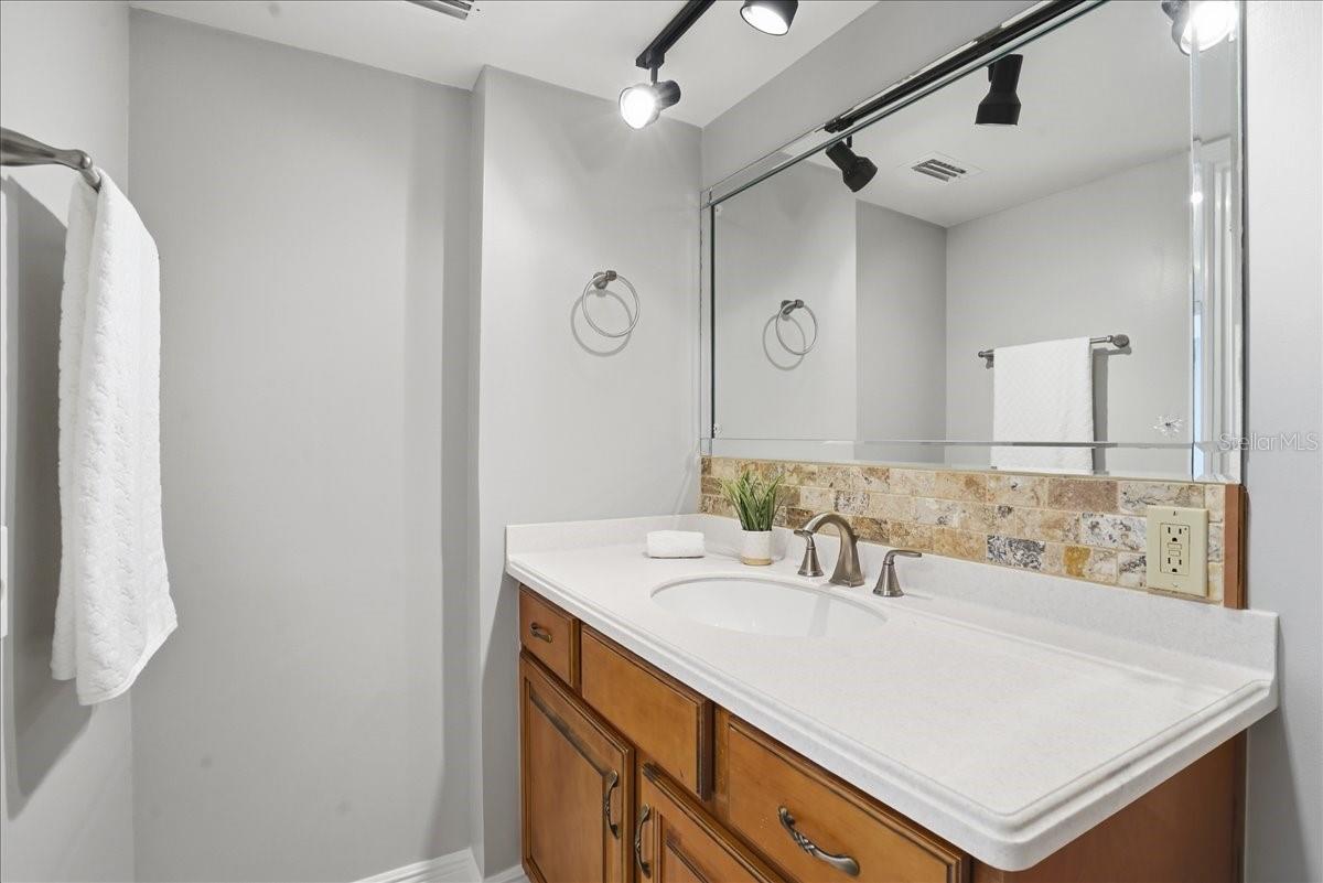 SHORE CREST BLDG - Residential