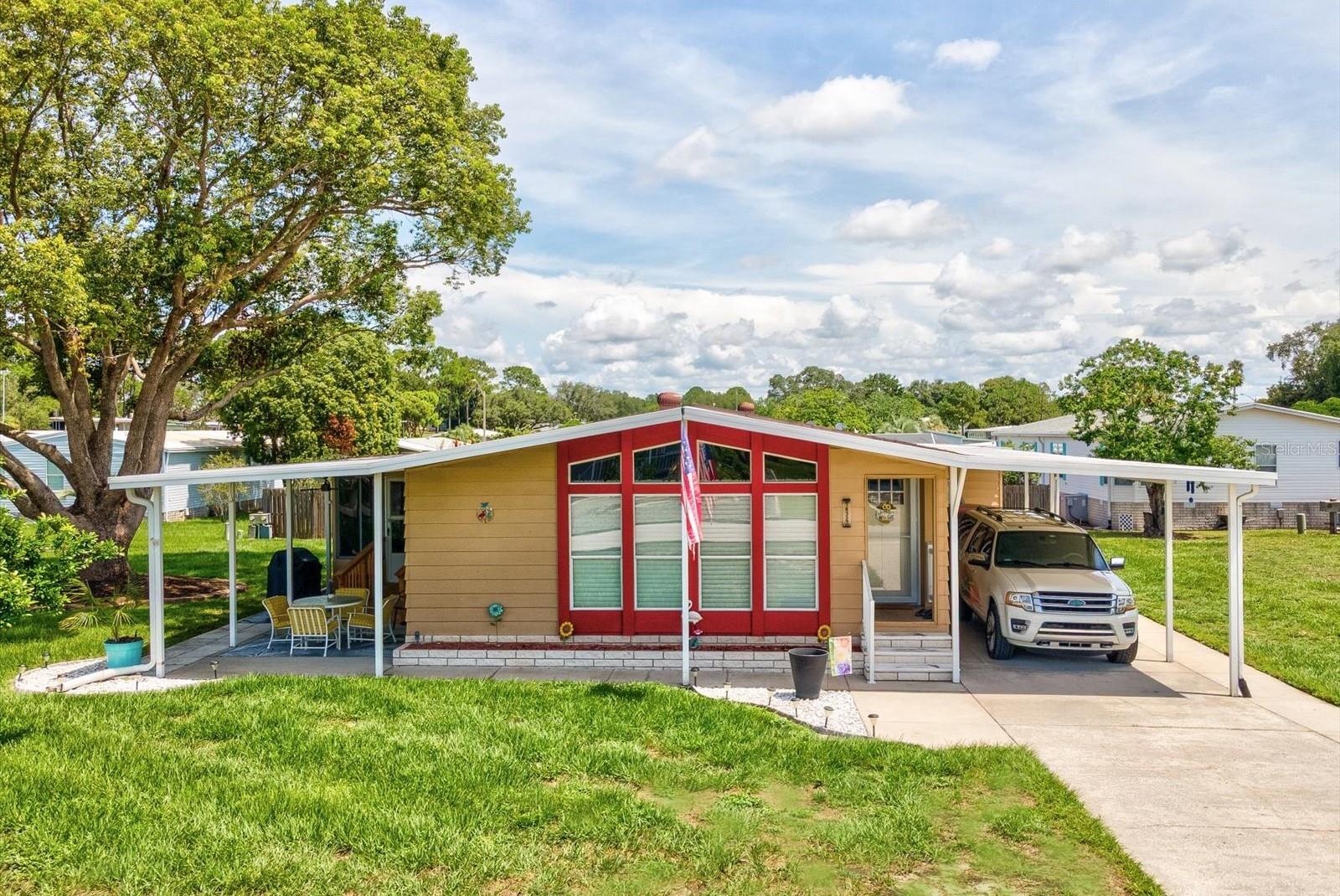 Beautifully furnished 2BR/2BA Mobile home on a large ?1.5 lot featured in the popular Brookridge 55+ Community. Motivated Seller ?moving back with family! Home is situated close to the ?community entrance and features a newly installed ramp for convenience. Completely updated (2023) boasting double-pane windows, both exterior doors & storm doors replaced, gutter guards installed, expanded carport, painted exterior and interior, vapor barrier, remodeled kitchen & baths, newer flooring and appliances. A slew of community amenities include .... 24 hour guard at the gate entrance, 18 hole golf course, clubhouse, huge community pool, tennis courts, pickleball, shuffleboard, fitness center, social events, and much much more! Enjoy an affordable active lifestyle in this desirable community. Only minutes from shopping, medical centers, and the Suncoast Parkway for easy access to Tampa International and the Gulf Coast beaches. Don't miss out on this move-in-ready gem—schedule your showing today! Low HOA fees and YOU OWN THE LAND!
** Information deemed reliable but not guaranteed.