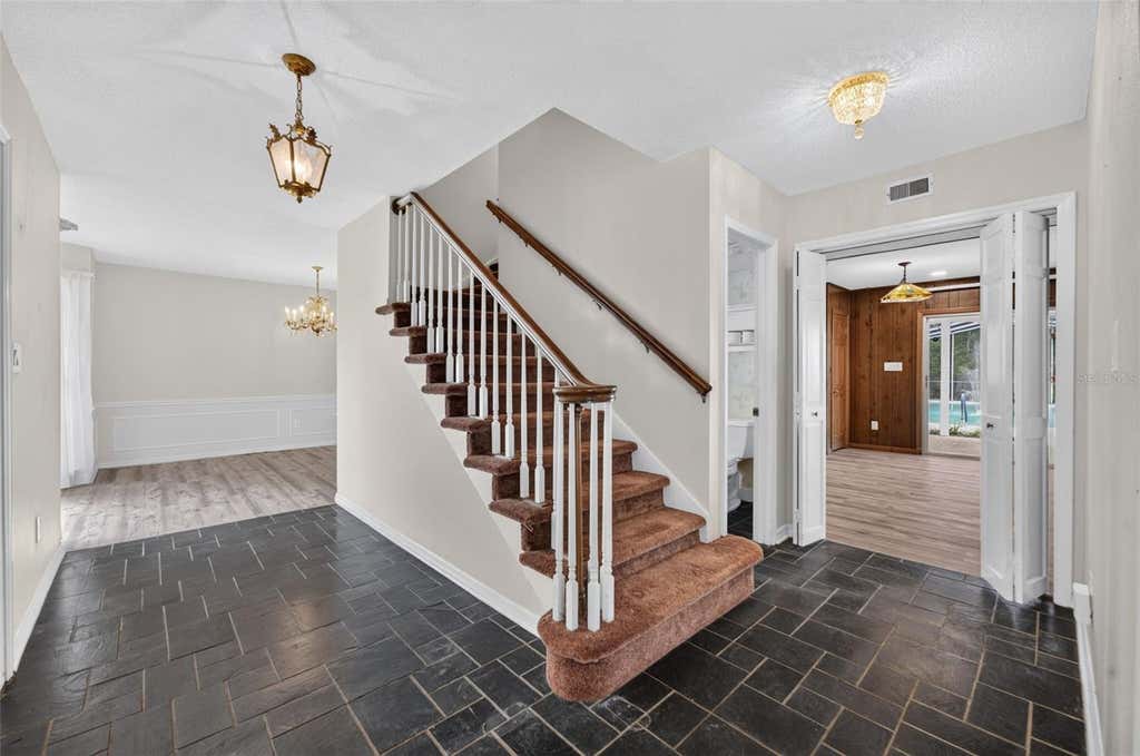 Photo of 60 Oakleigh Lane, Maitland, FL 32751 (MLS # O6435185)