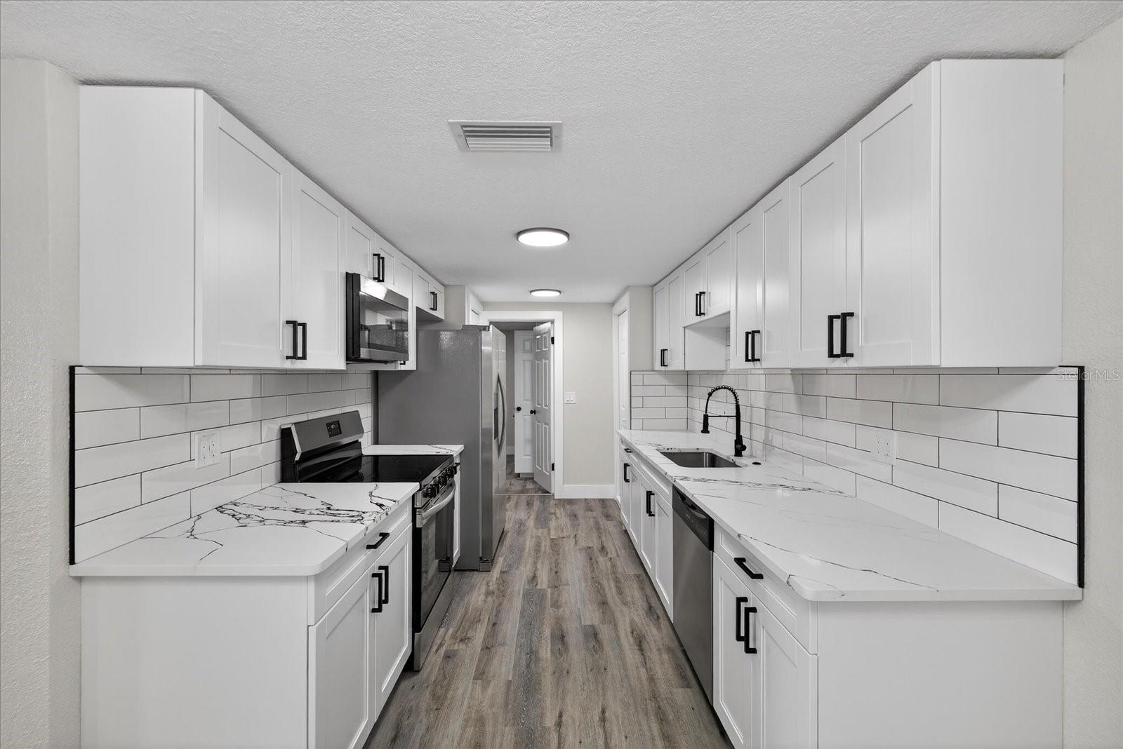 COLONIAL HILLS - Residential