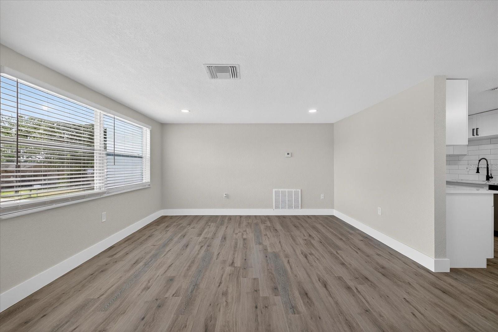 COLONIAL HILLS - Residential