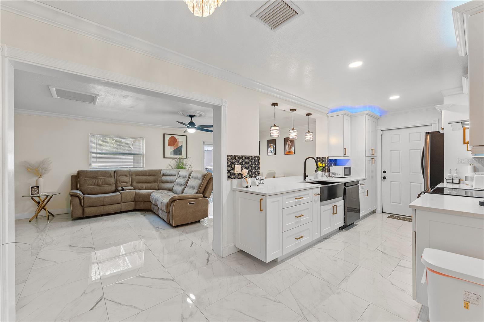 OAK HILL MANOR - Residential