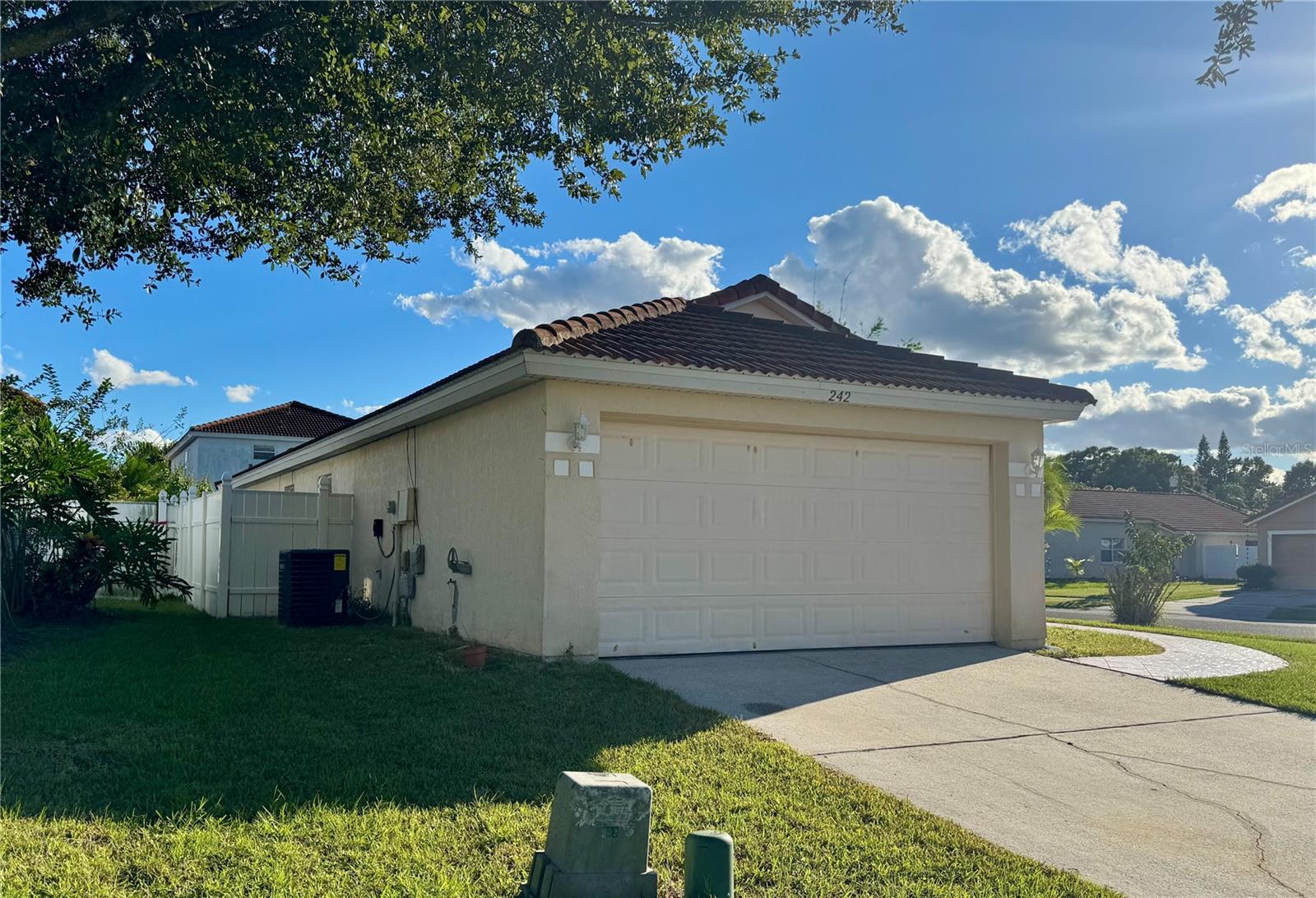 TUSCANY POINTE PH 01 - Residential