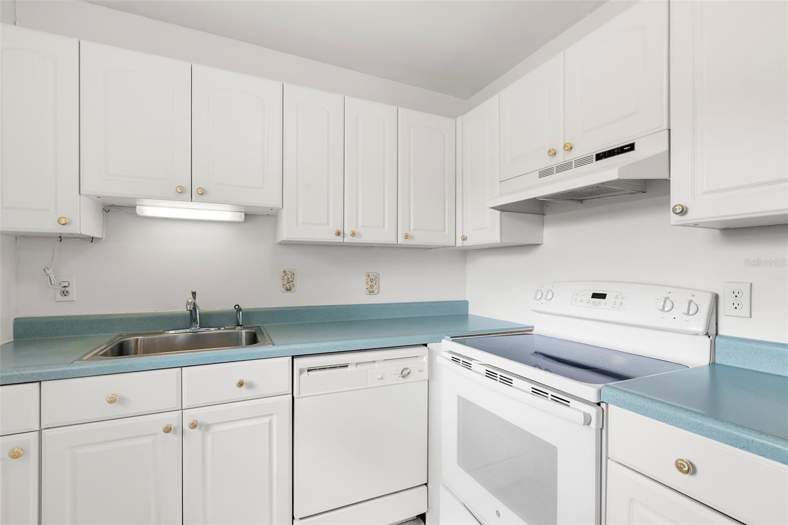 CAMBRIDGE J CONDO - Residential