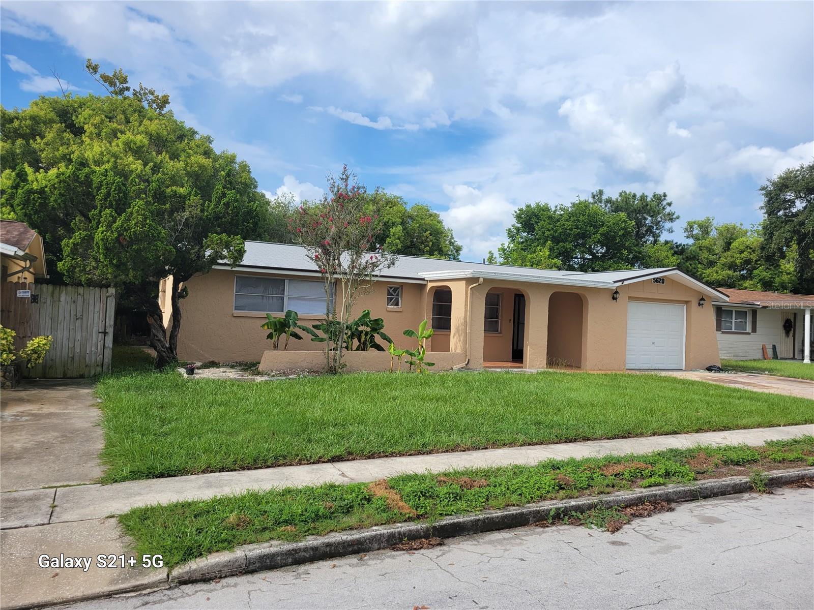 *PLEASE DO NOT DISTURB TENANTS IN THE HOME*
AVAILABLE 10/1/25
2 bedroom, 1.5 bathroom, 1 car garage home centrally located to shopping, dining and commuting. Pets allowed with fees.