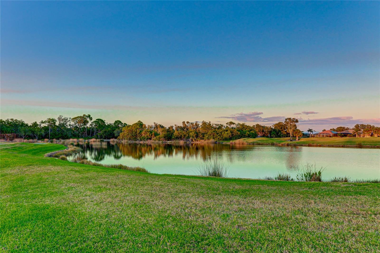 PELICAN POINTE GOLF & COUNTRY CLUB - Residential