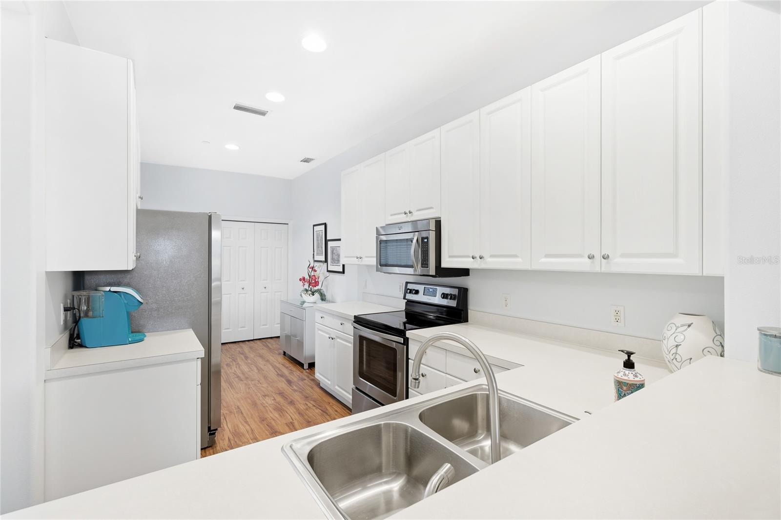 PELICAN POINTE GOLF & COUNTRY CLUB - Residential