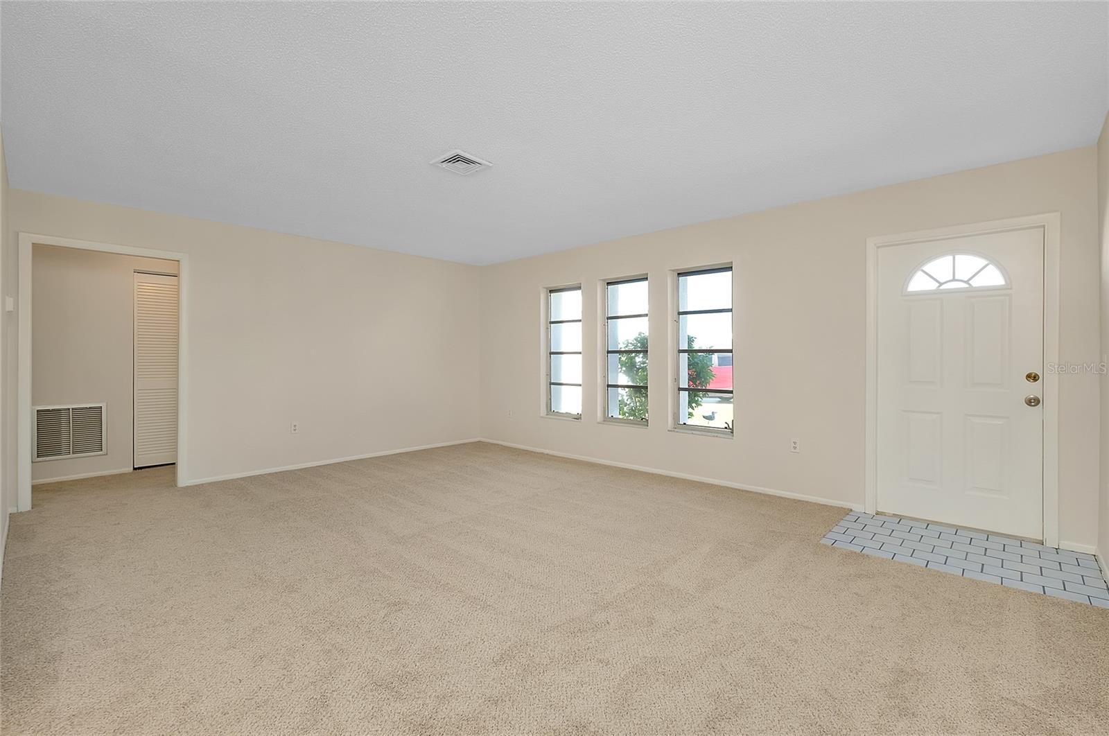 370 CIRCLEWOOD DRIVE E1-4