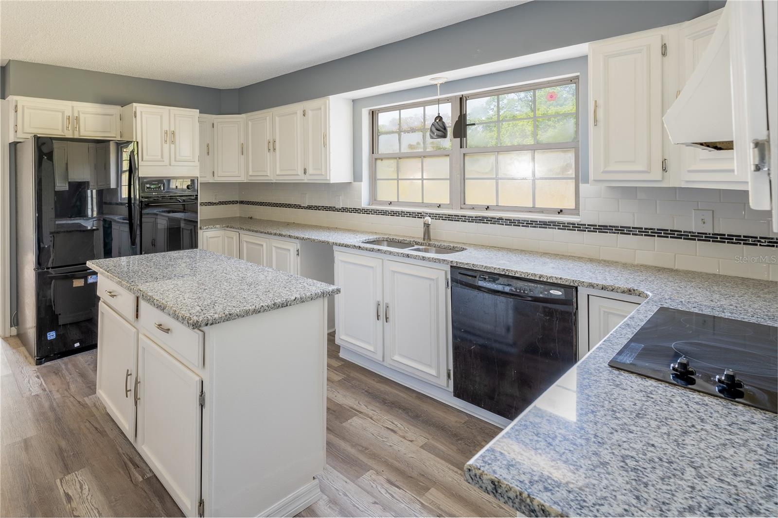 ROLLING HILLS MANOR - Residential