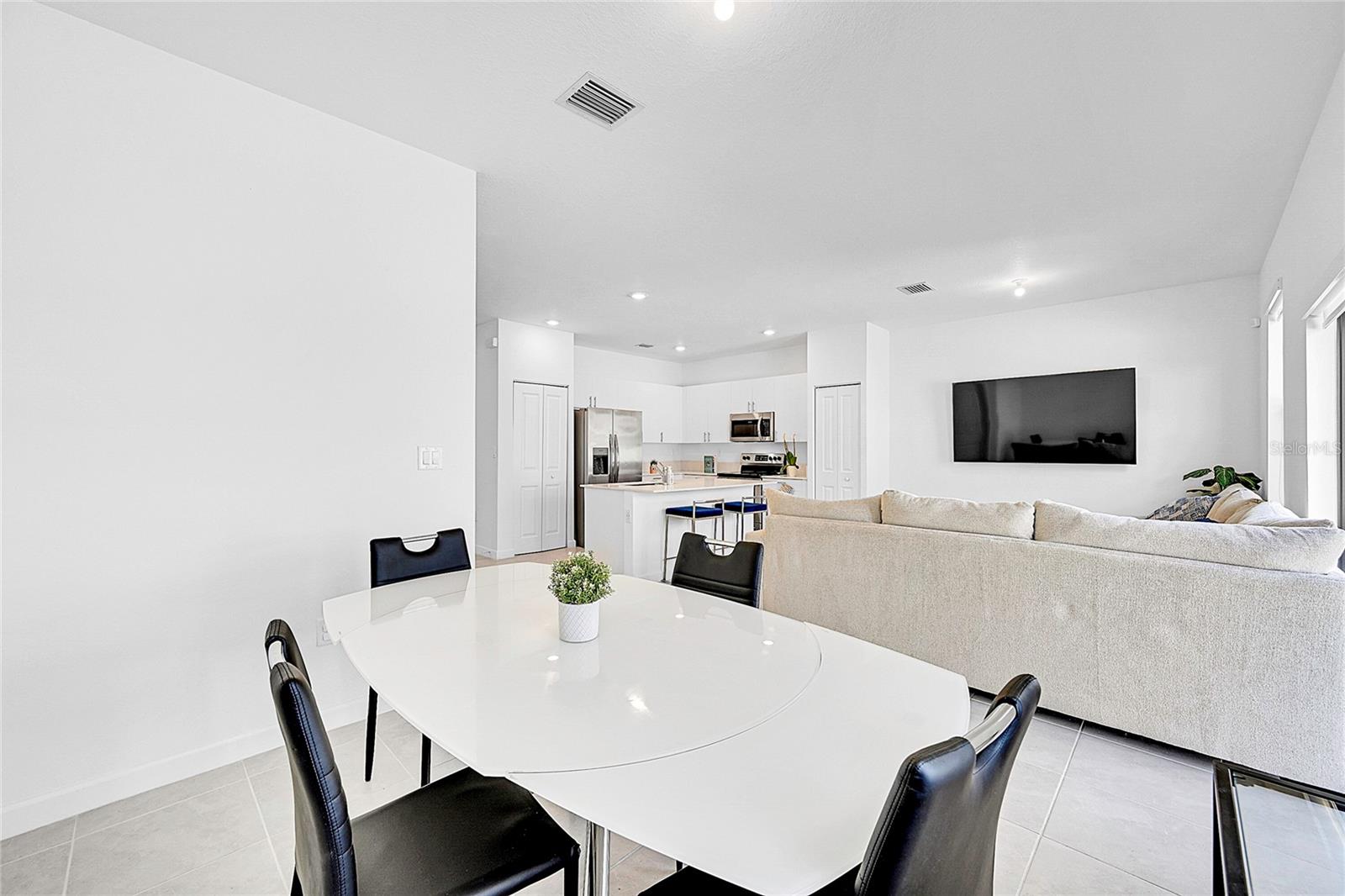 VISTA LAGO - Residential