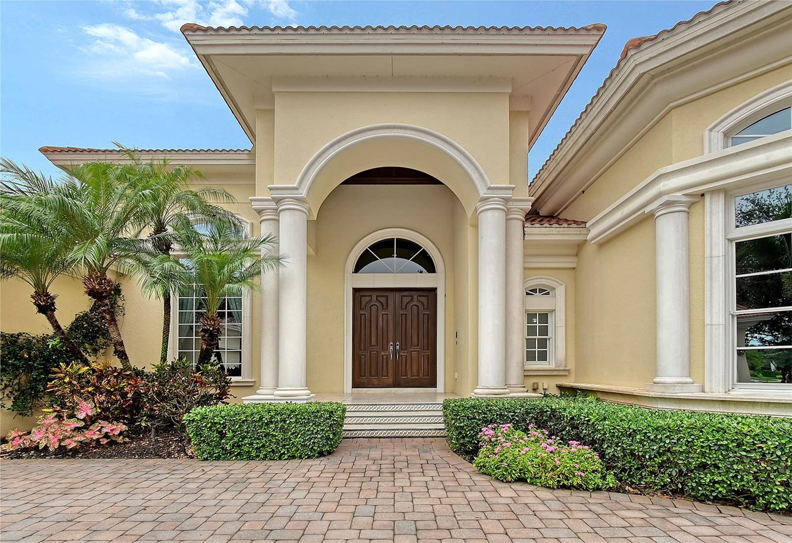 FOUNDERS CLUB - Residential