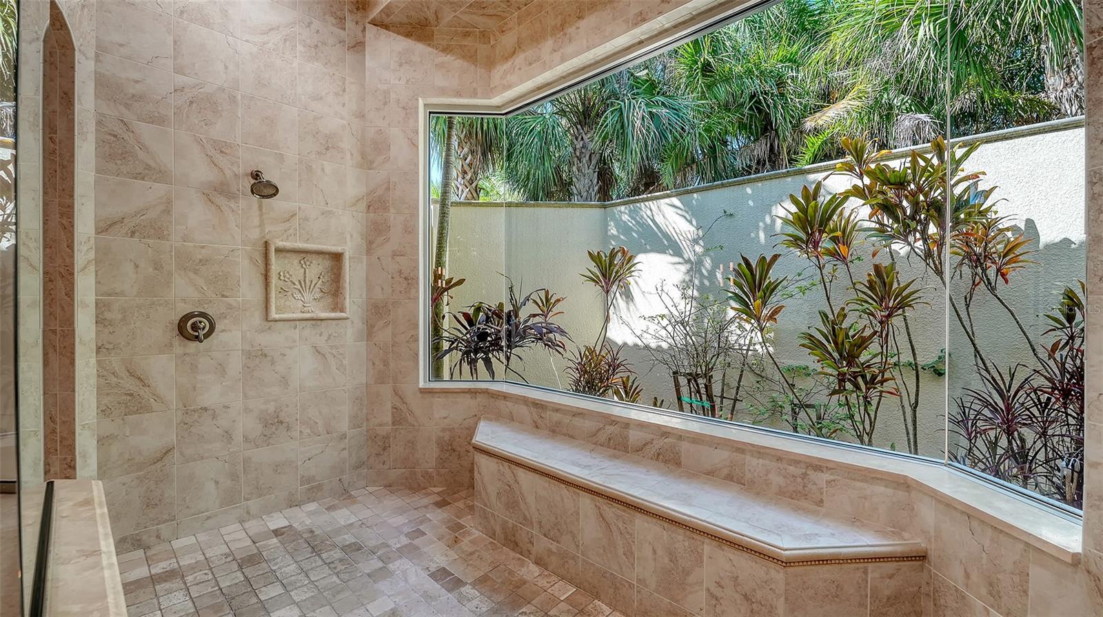 FOUNDERS CLUB - Residential