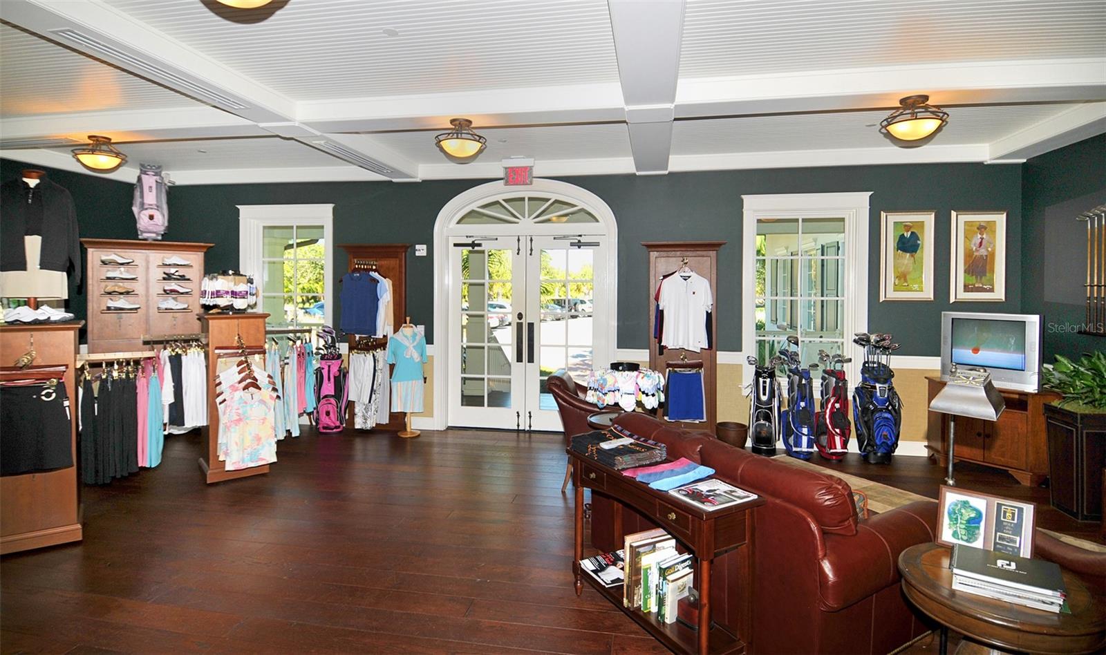 FOUNDERS CLUB - Residential