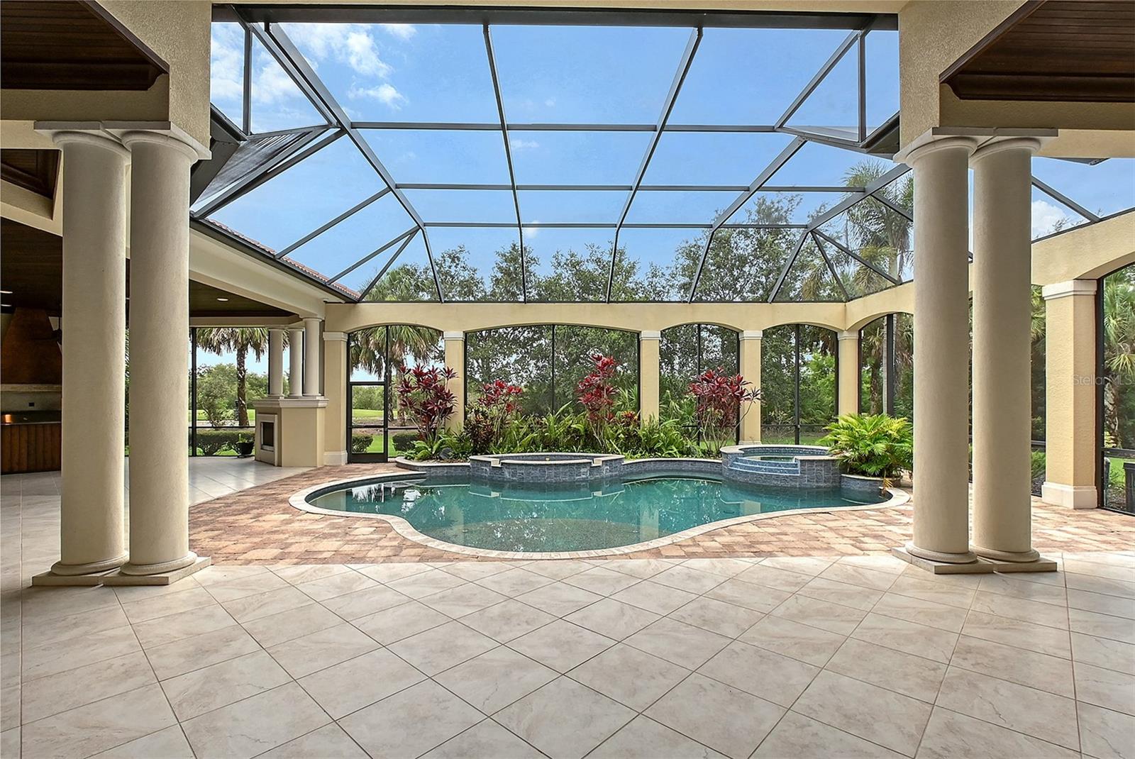 FOUNDERS CLUB - Residential