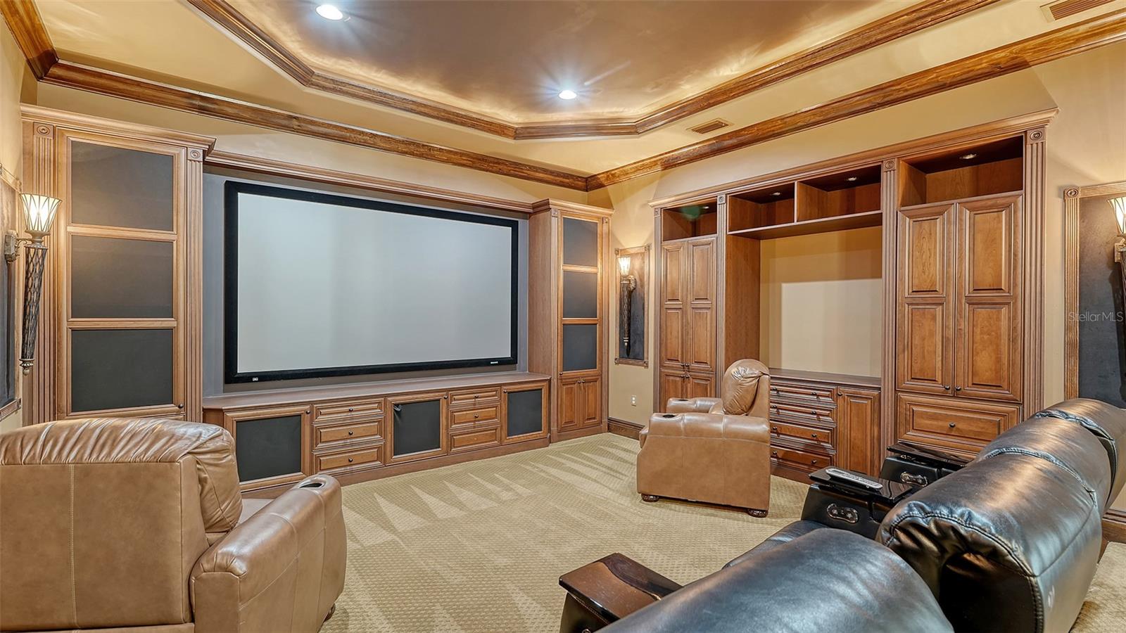 FOUNDERS CLUB - Residential