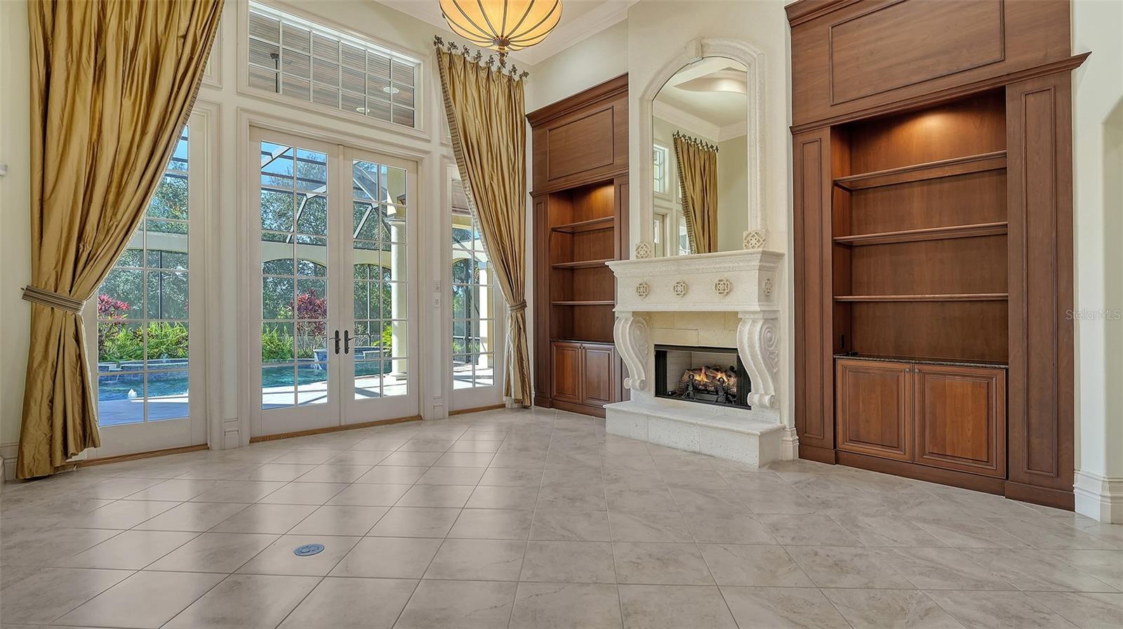 FOUNDERS CLUB - Residential