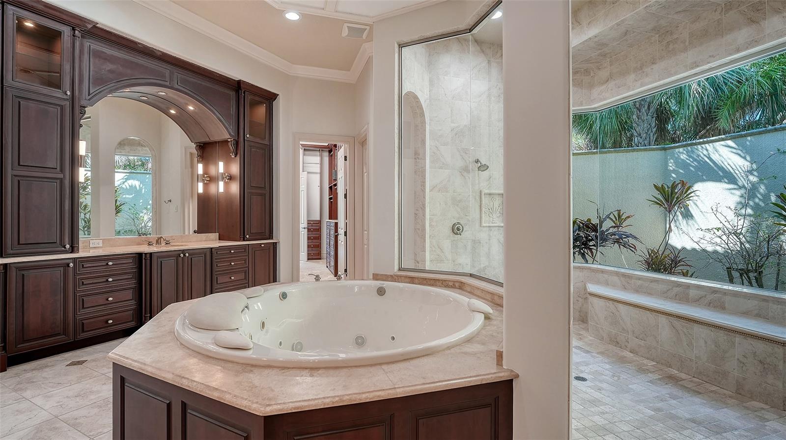 FOUNDERS CLUB - Residential