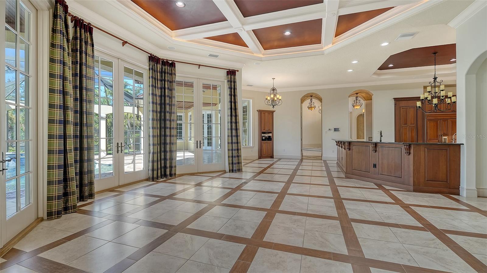 FOUNDERS CLUB - Residential