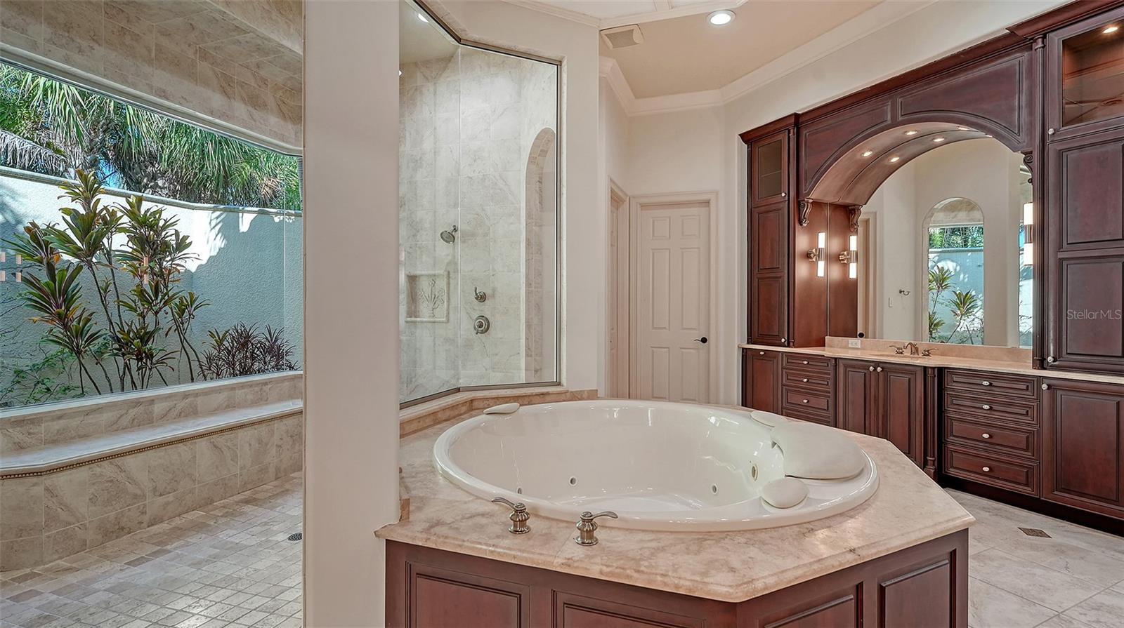 FOUNDERS CLUB - Residential