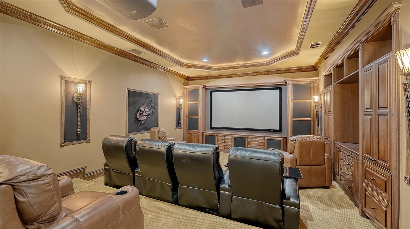 FOUNDERS CLUB - Residential