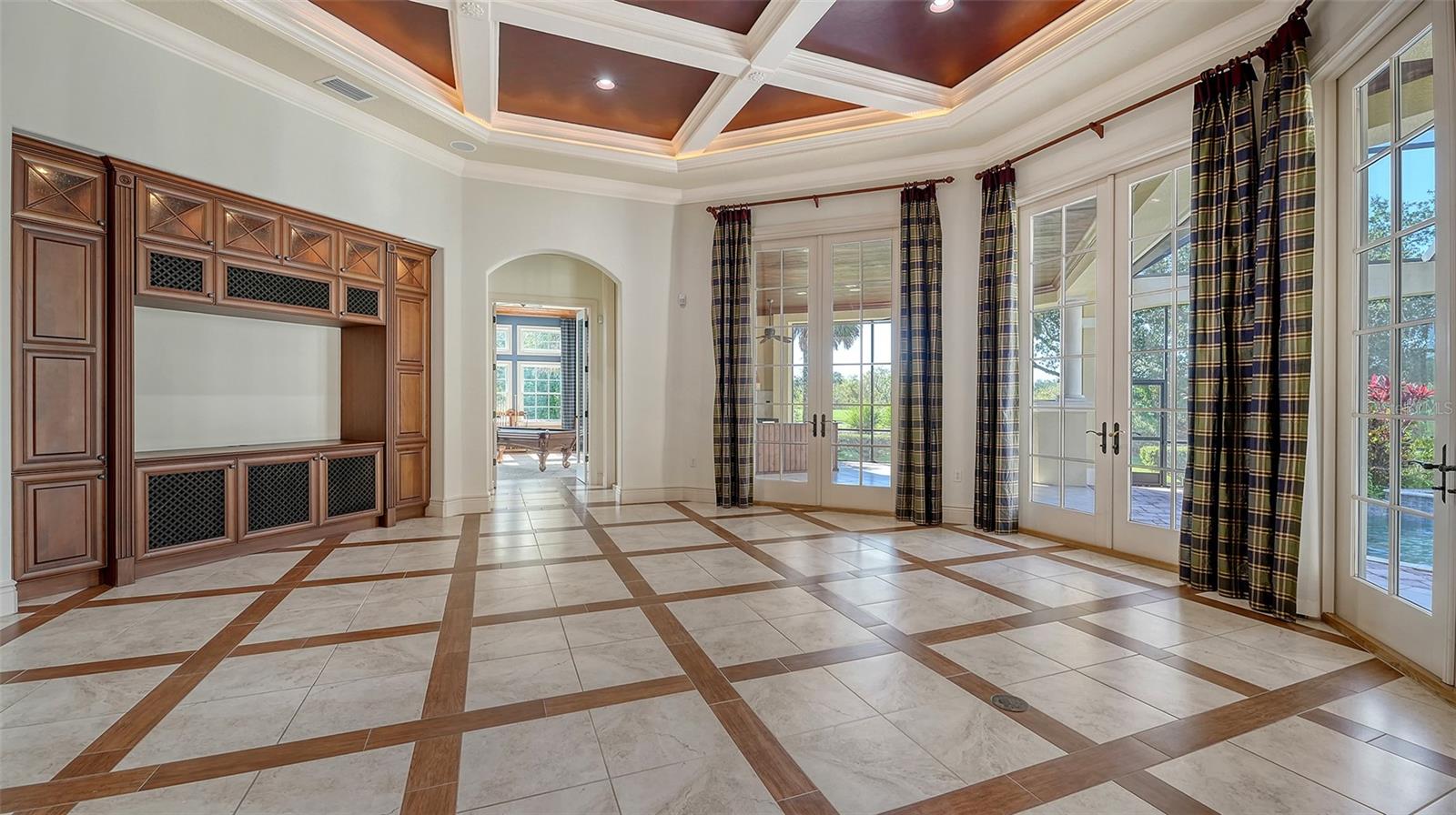 FOUNDERS CLUB - Residential