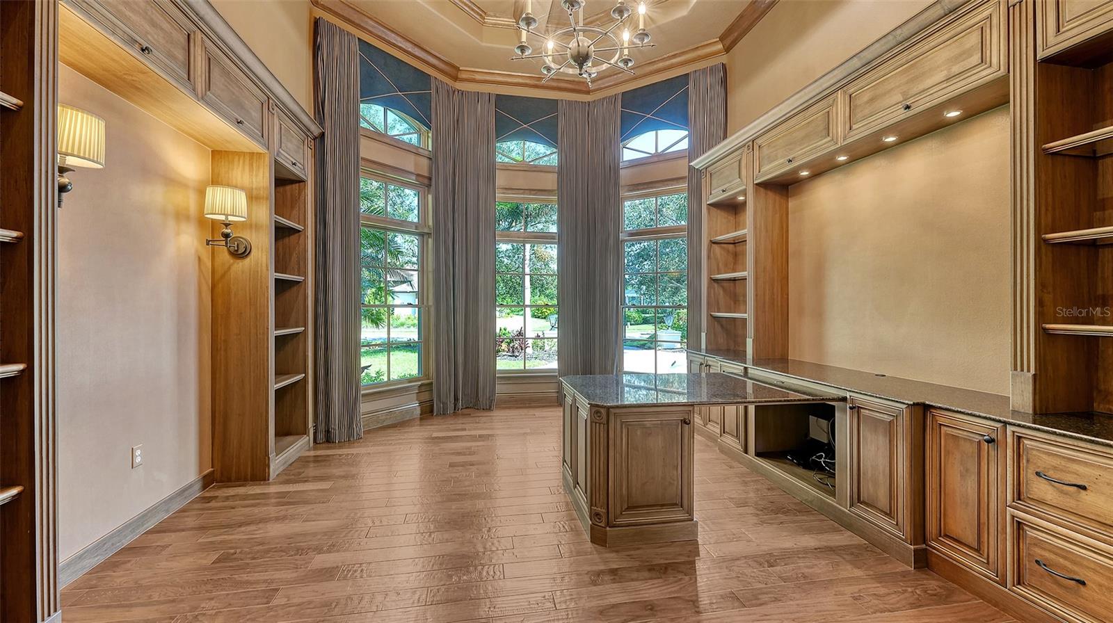 FOUNDERS CLUB - Residential