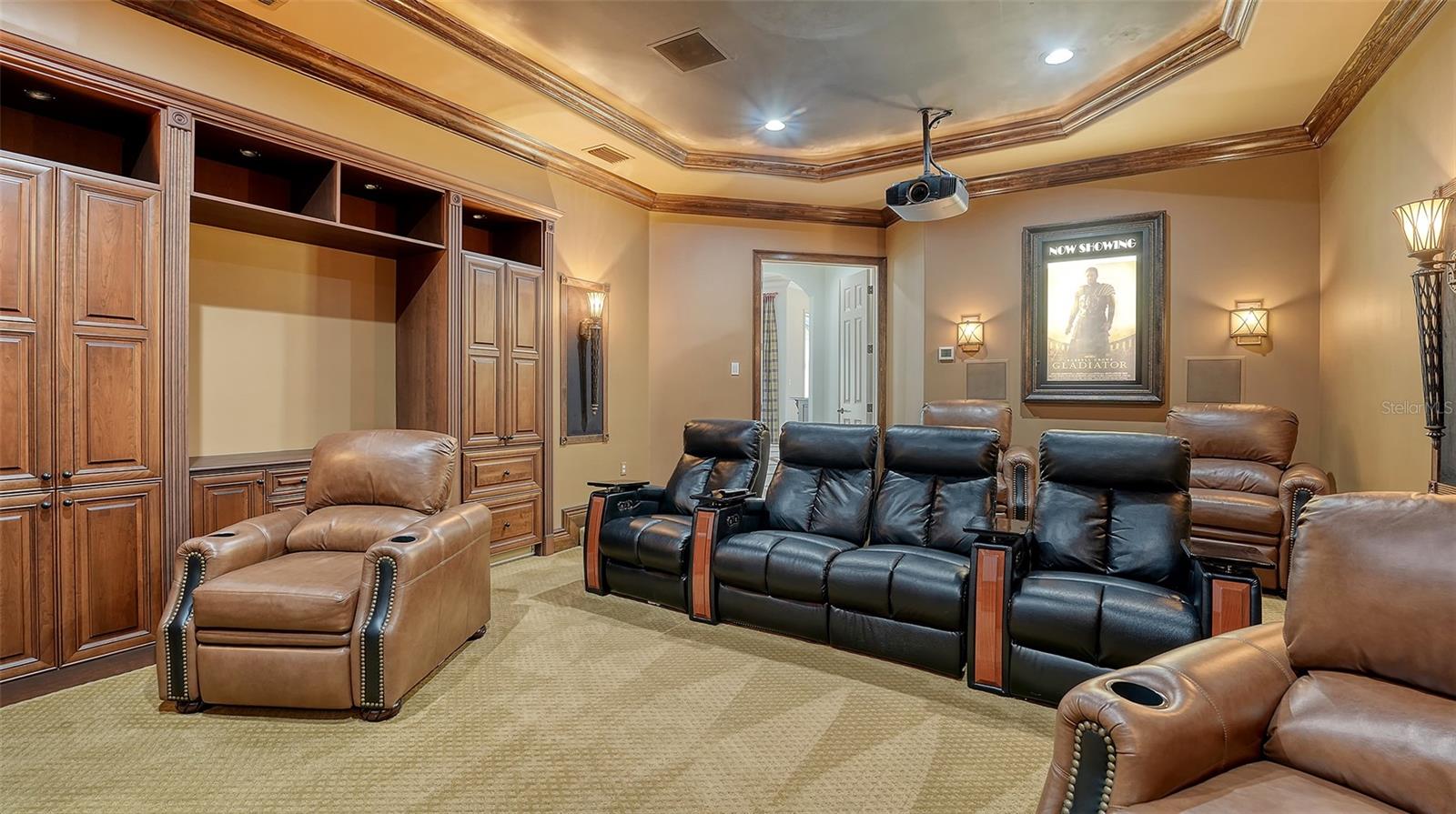 FOUNDERS CLUB - Residential