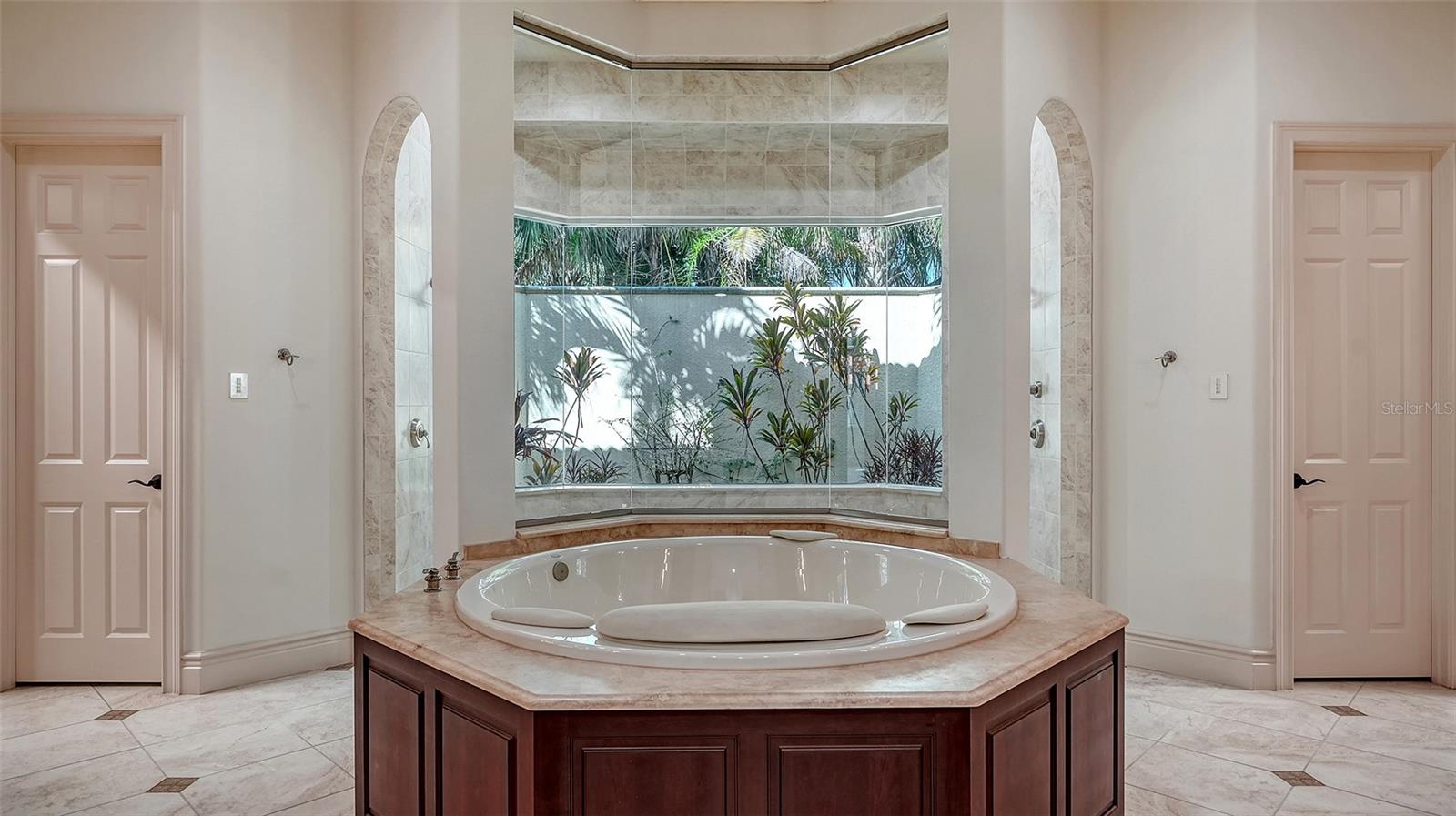 FOUNDERS CLUB - Residential