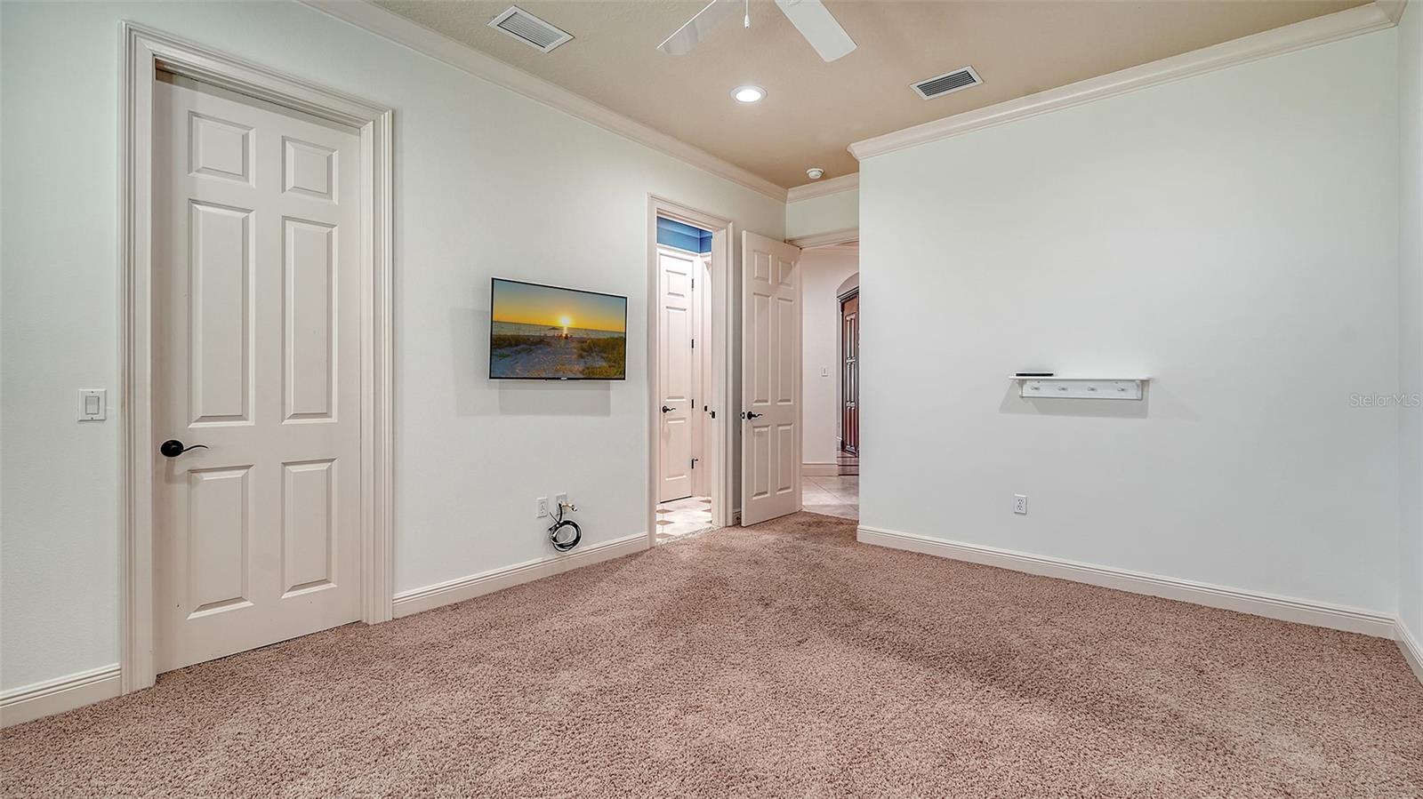 FOUNDERS CLUB - Residential