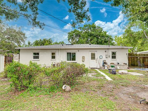 A home in LAKELAND