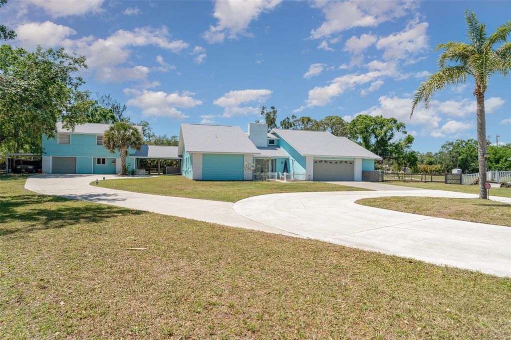 Photo of 1305 Greenfield Circle, Venice, FL 34292 (MLS # TB8375264)