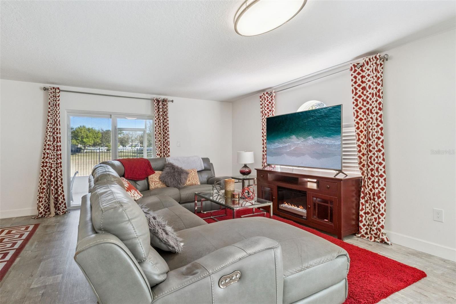 915 WESTCLIFFE DRIVE