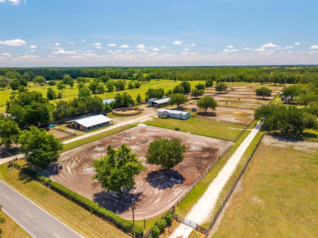 Photo of 18350 SE 42nd Place, Morriston, FL 32668 (MLS # OM724058)