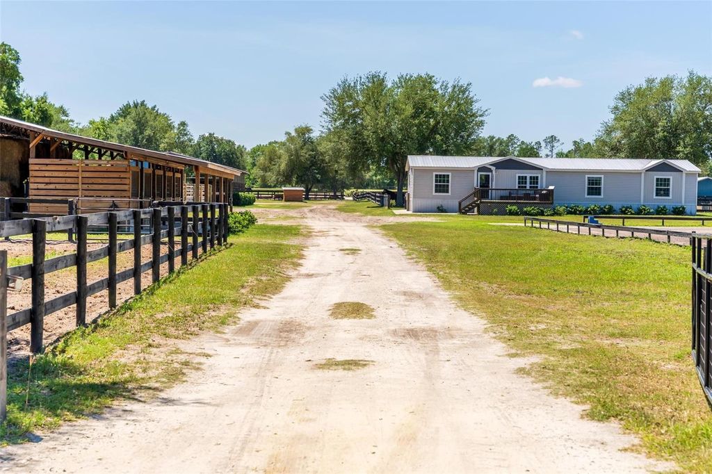 Photo of 18350 SE 42nd Place, Morriston, FL 32668 (MLS # OM724058)