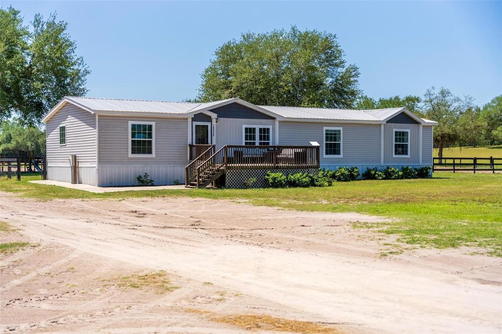 Photo of 18350 SE 42nd Place, Morriston, FL 32668 (MLS # OM724058)