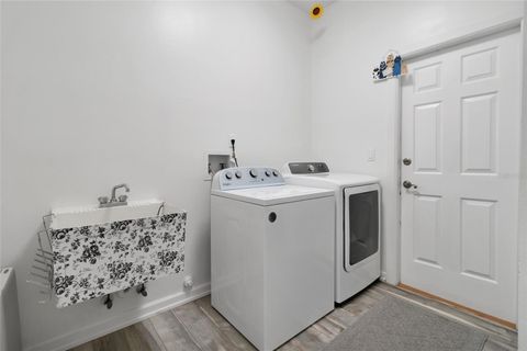 Tiny photo for 33025 Lake Bend Circle, Leesburg, FL 34788 (MLS # G5104697)