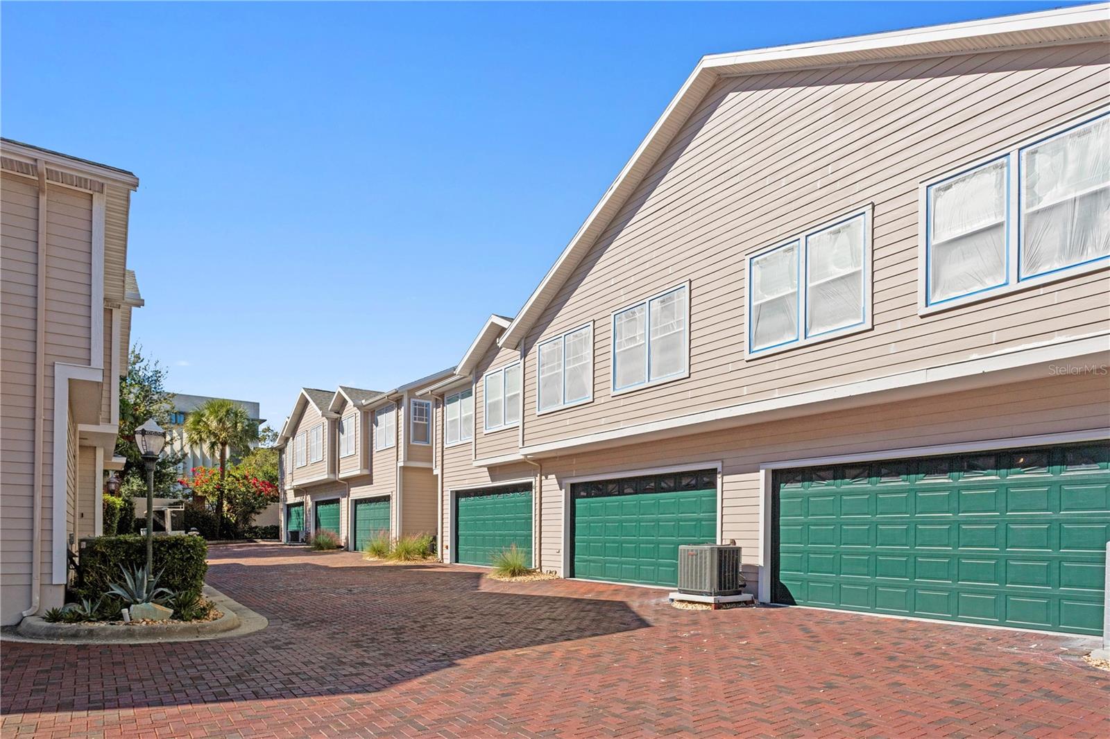 HUNTINGTON TWNHMS THE - Residential