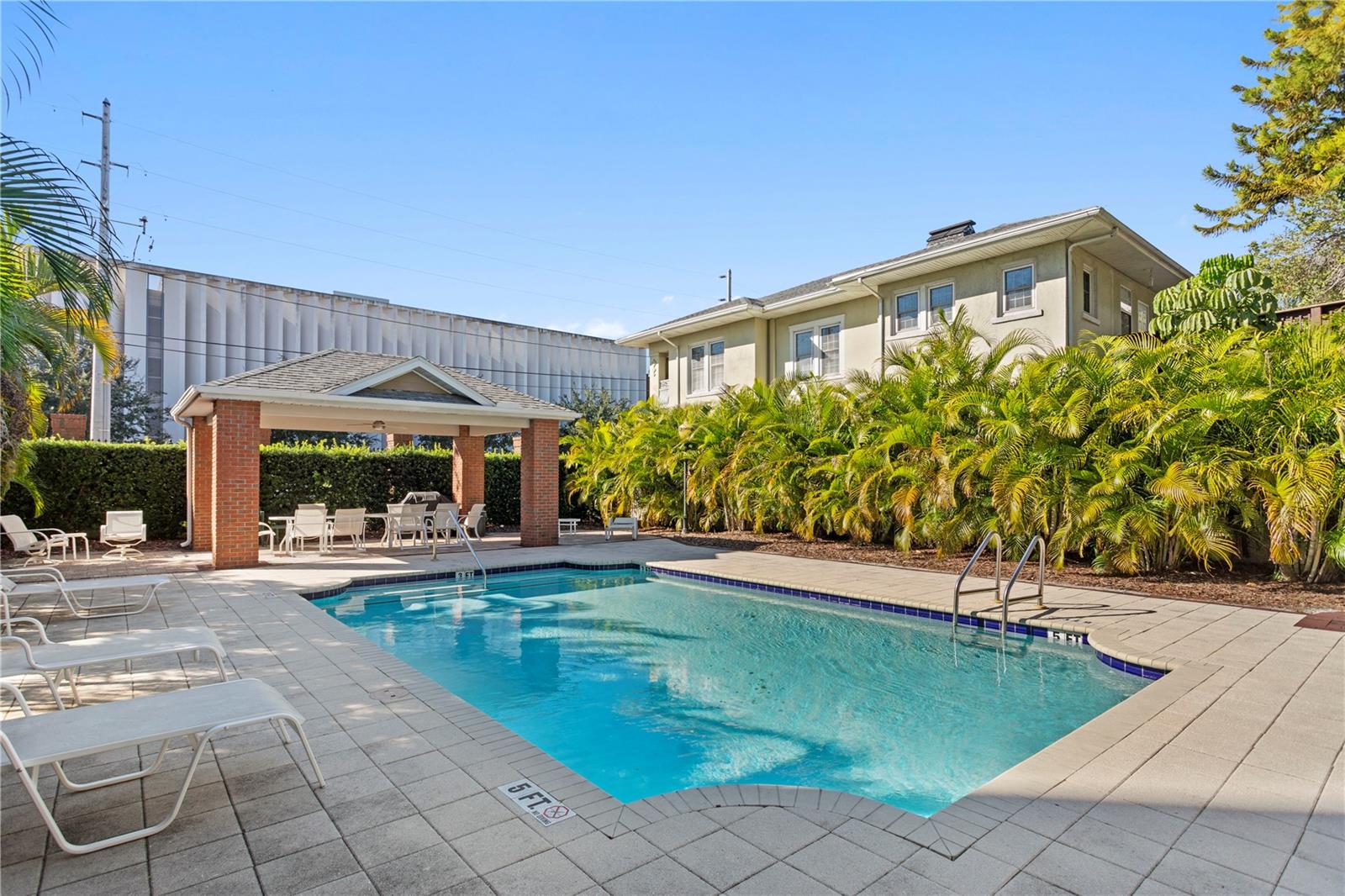 HUNTINGTON TWNHMS THE - Residential