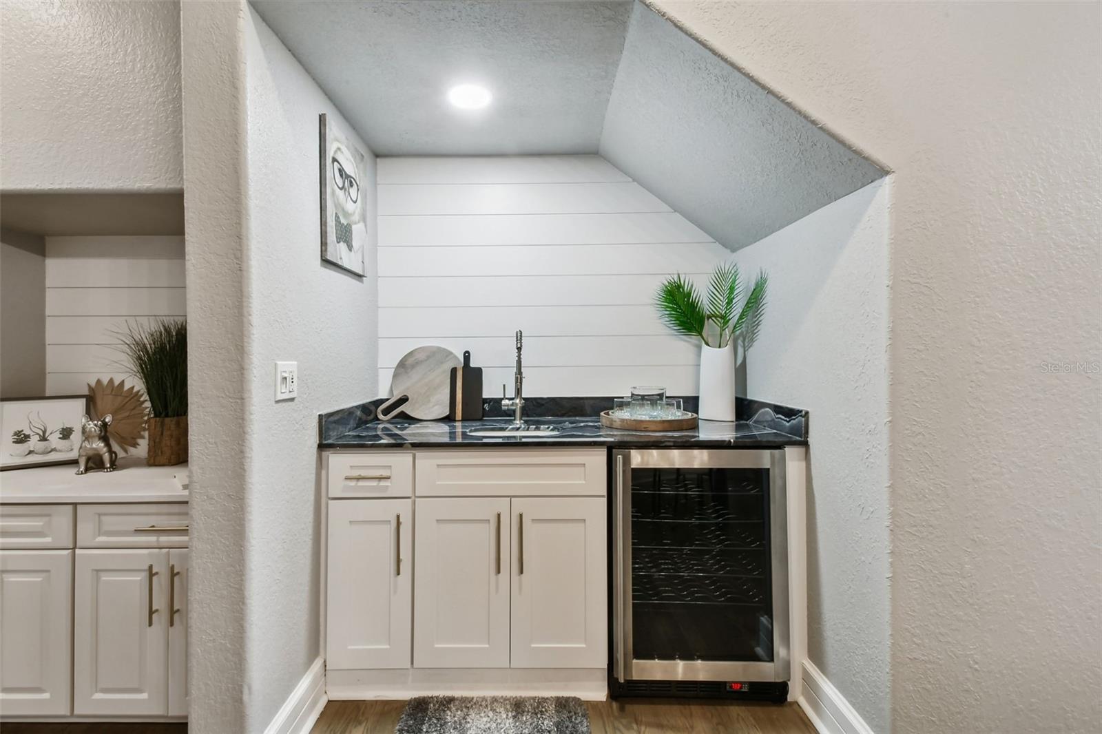 TIFFANY OAKS LAKESIDE CONDO - Residential