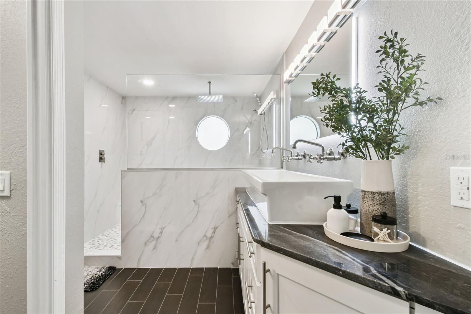 TIFFANY OAKS LAKESIDE CONDO - Residential