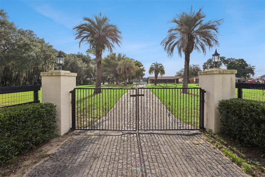 Photo of 10617 SE 95th Terrace, Belleview, FL 34420 (MLS # O6435301)
