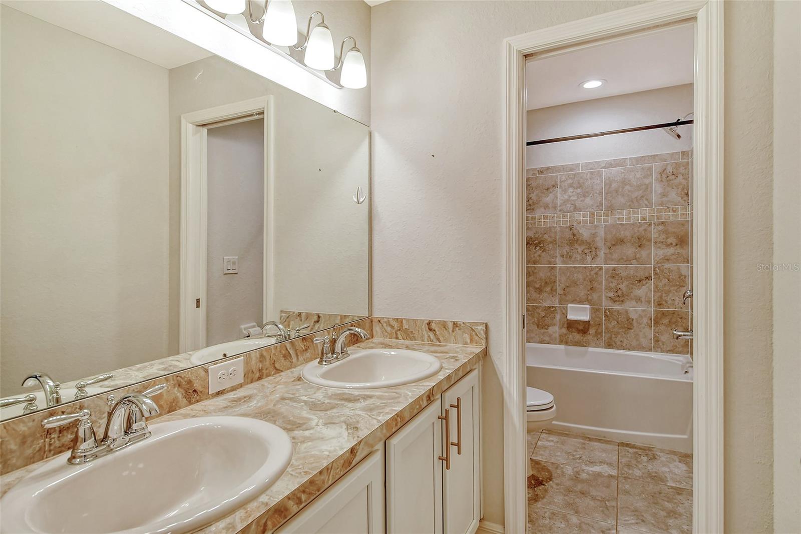 BRADFORD MANOR TWNHMS - Residential Lease