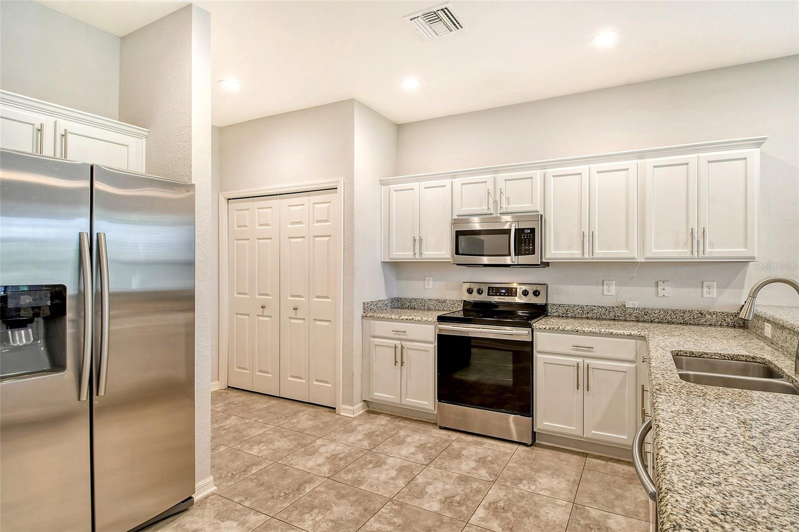 BRADFORD MANOR TWNHMS - Residential Lease