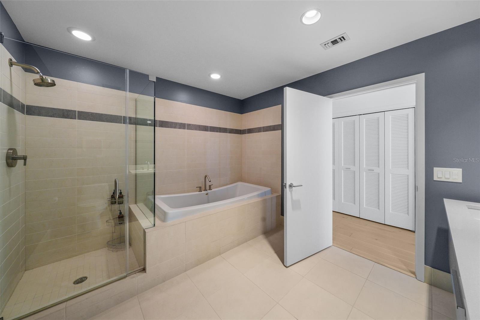 SIGNATURE PLACE CONDO - Residential