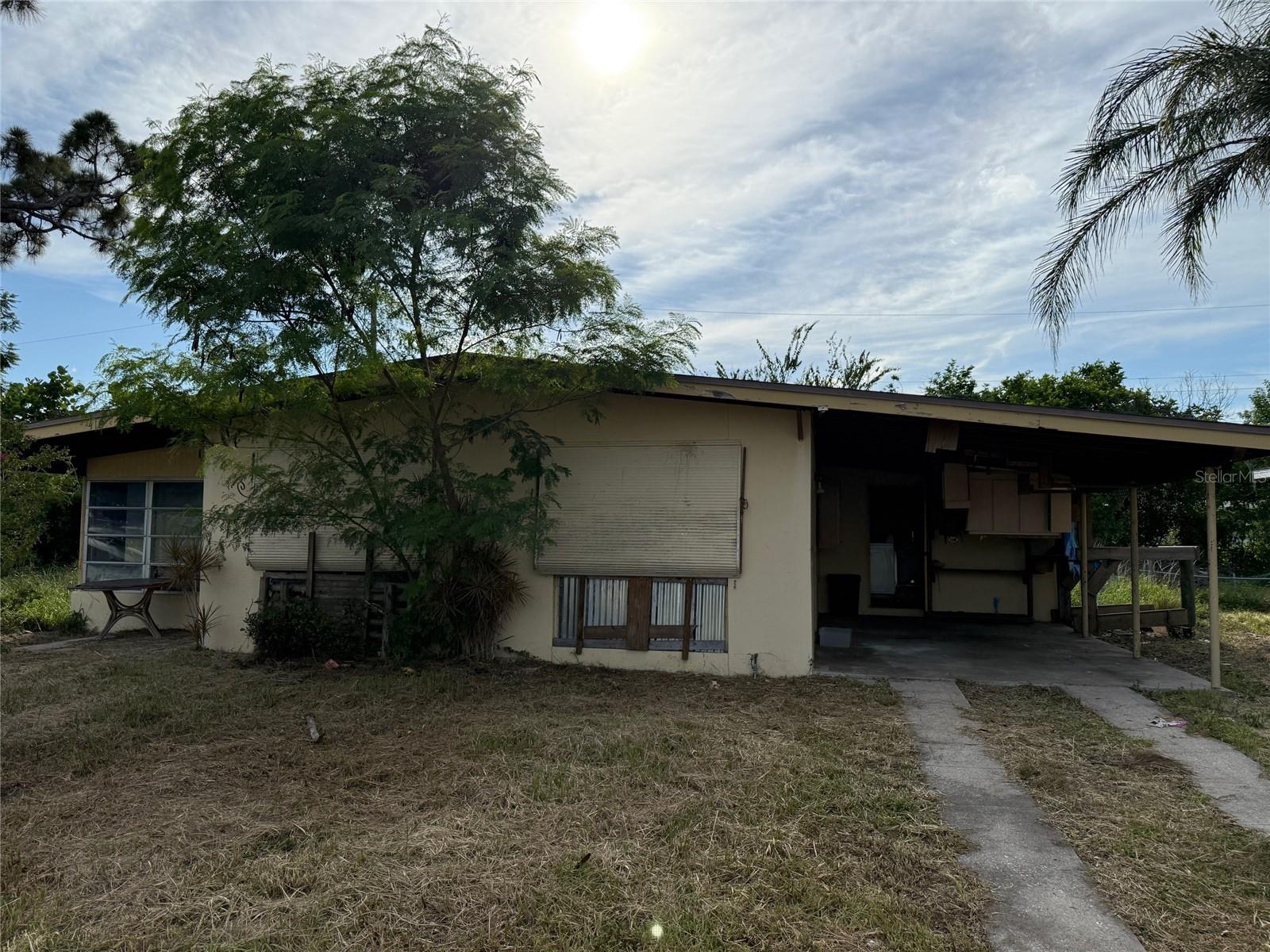 ***Handyman Special*** CASH OFFERS ONLY***
3-bedroom, 1-bath home needs major work. Conveniently located near shopping, dining, medical facilities, and just a short drive to the stunning beaches of Southwest Florida. Enjoy easy access to I-75, Punta Gorda Airport, and Southwest Florida International Airport. ENTER AT OWN RISK