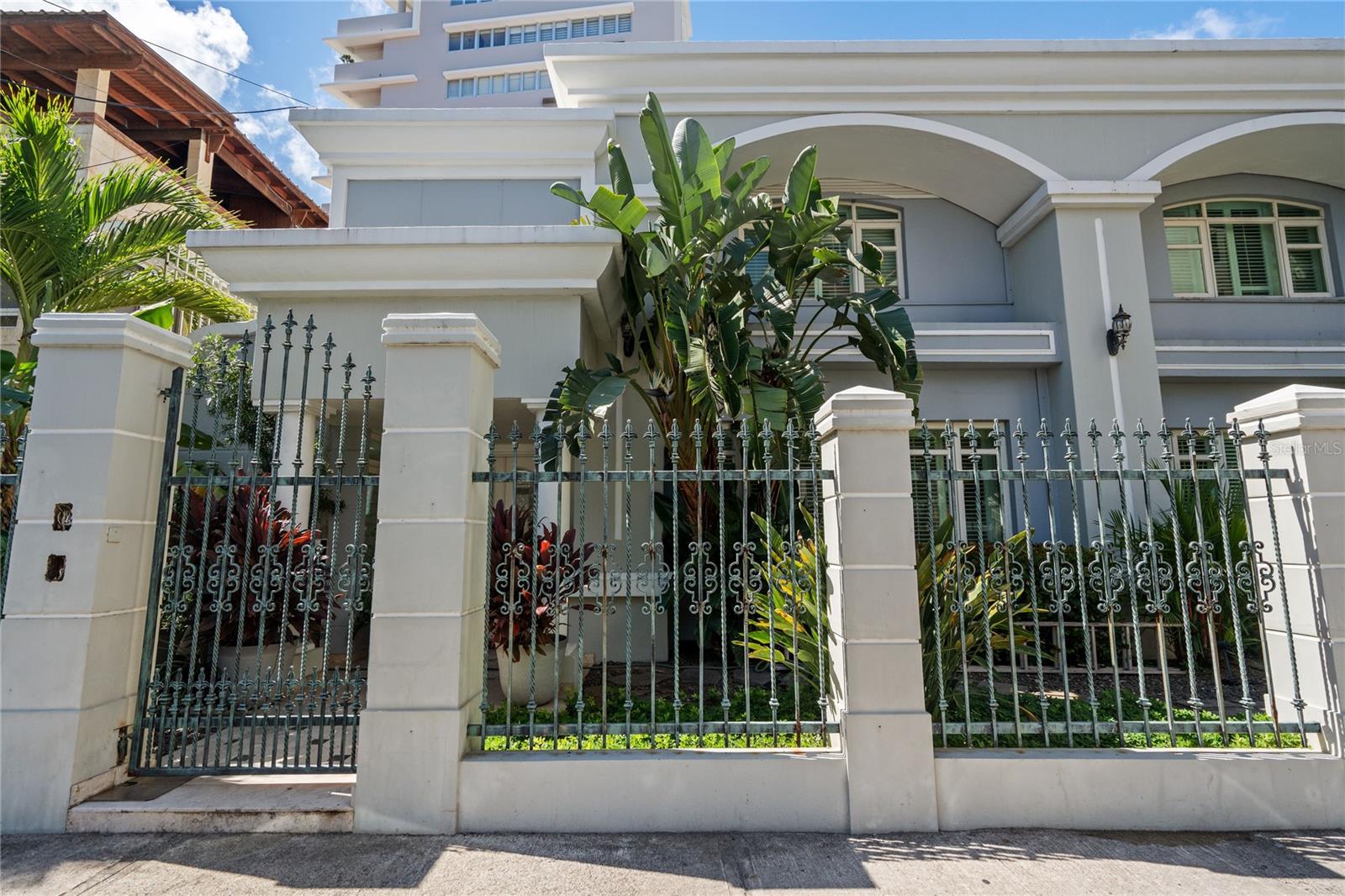 1204 AVENIDA MAGDALENA
