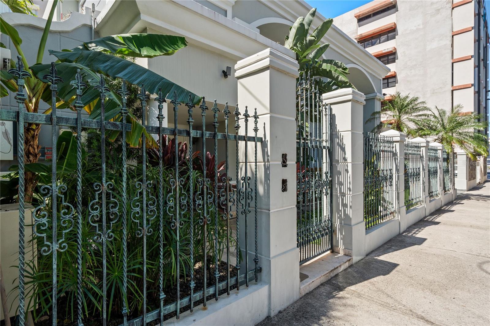 1204 AVENIDA MAGDALENA